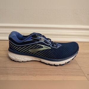 BROOKS SIZE 6 in cobalt blue and periwinkle